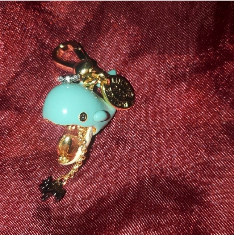 Limited-Edition Blue Whale with fish inside its mouth 2009 - Picture 6 of 7
